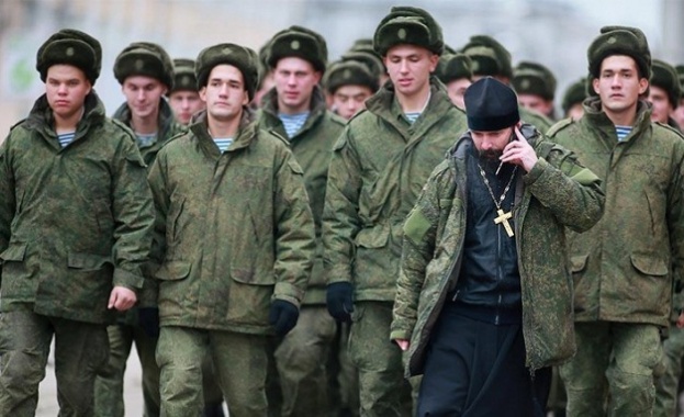 Руските военни планират да обучават православни свещеници да управляват военни