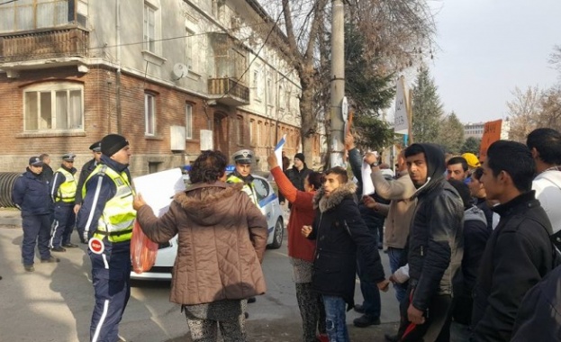 Жители на Септември направиха спонтанен протест пред сградата на общината