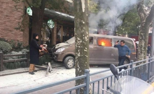 Автомобил се качи на тротоар и се вряза в група