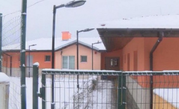 Две деца и един младеж с увреждания от центъра за