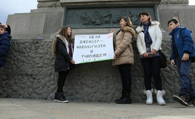 Граждани протестират пред Народното събрание срещу ратифицирането на Истанбулската конвенция