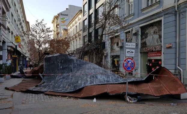 Покрив на стара сграда се срути на столичната улица Пиротска