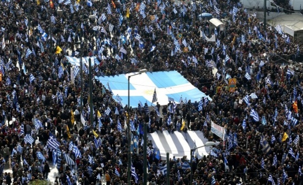 Демонстранти се сблъскаха в центъра на Атина след голям митинг