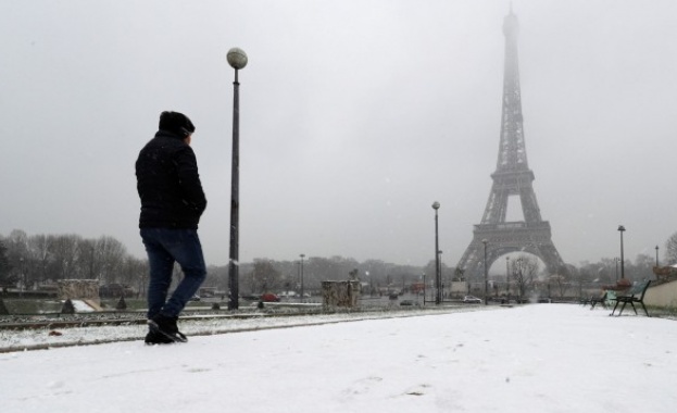 Главната забележителност на френската столица Айфеловата кула бе