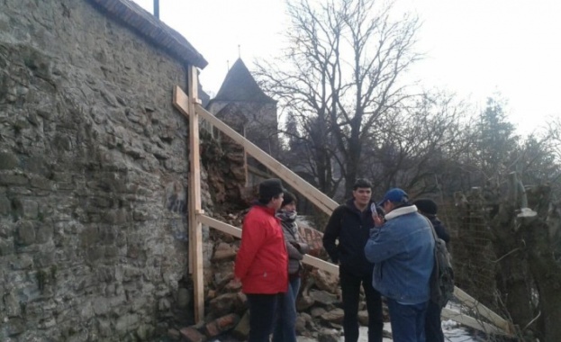 Една 4 6 метрова секция от стената на средновековната крепост