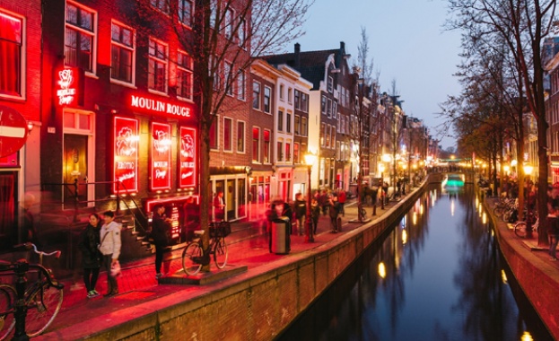 Властите в Амстердам ще забранят на туристите да се вторачват