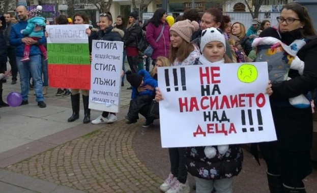 Родители излязоха на протест в Бургас в събота Недоволството им