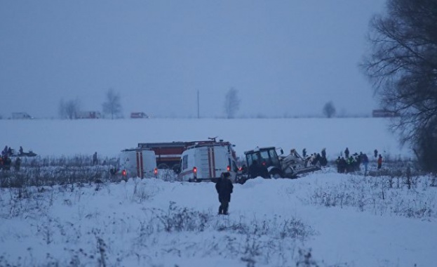 Роднините на загиналите при разбилия се руски самолет Ан 148 край