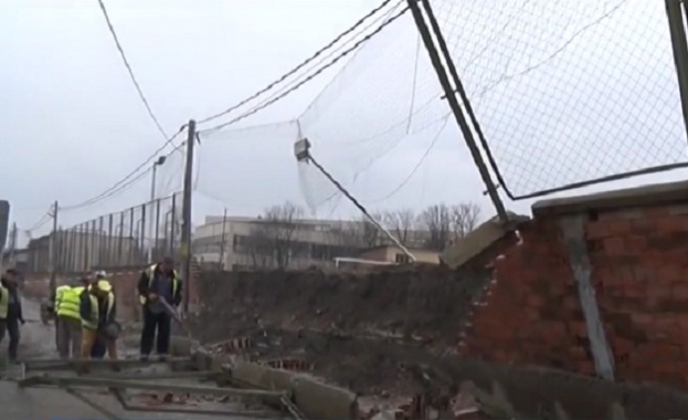 Рухна масивна тухлена ограда на професионална гимназия в Хасково За