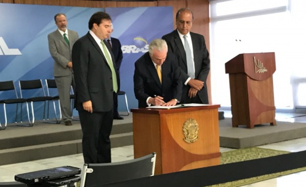 Бразилският президент Мишел Темер подписа указ с който даде на