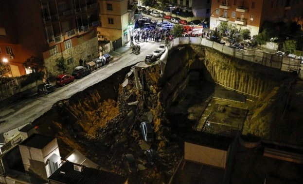 Неочаквано отворила се бездна на улица в район на Рим