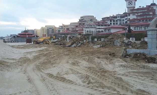 Освобождават се 1438 кв м площ от ивицата на морски