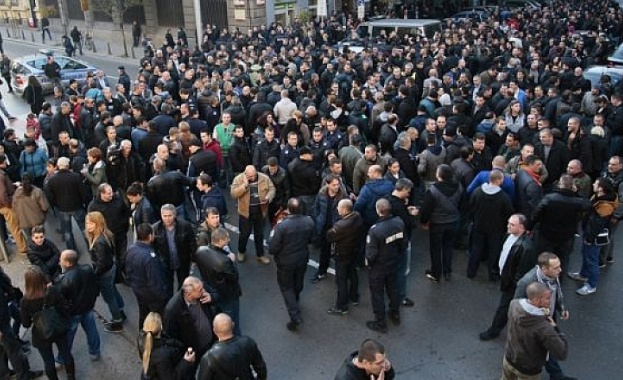 Служители на съдебната охрана излязоха пред Съдебната палата в София
