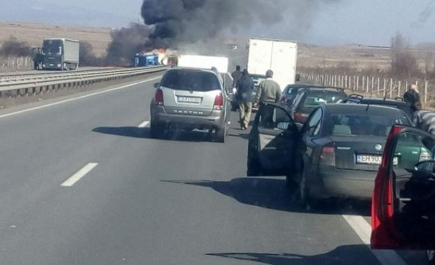 ТИР се обърна на 4 ти км на АМ Хемус в