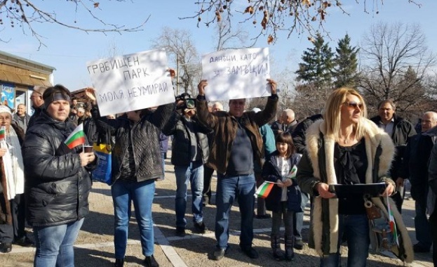 Жители на Перущица излязоха на протест срещу вдигането на такса