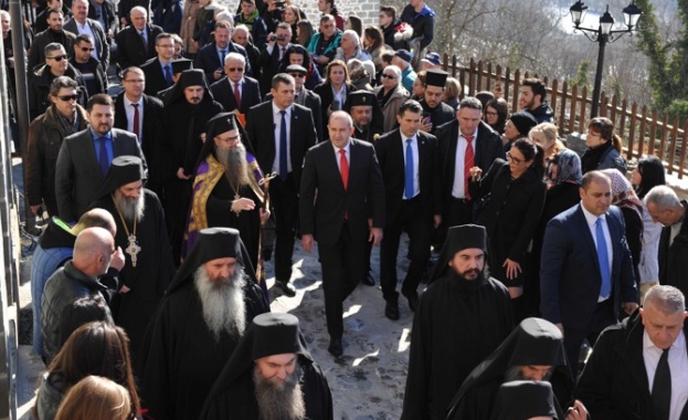 За мен е изключителни вълнение да бъда във вашата Света