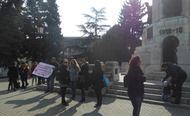 Близо 20 родители от Велико Търново излязоха на мирен протест