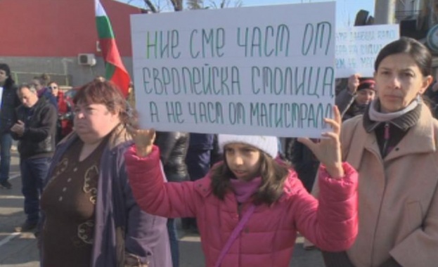 Жители на Малашевци излязоха на протест срещу преминаването на тирове
