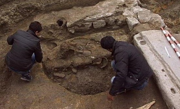 Антични зидове и глинени съдове се появиха при мащабния ремонт