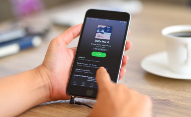 Мащабна манипулация на платформата за слушане на музика Спотифай Spotify