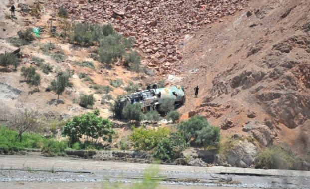 Най малко 44 ма души загинаха след като двуетажен автобус