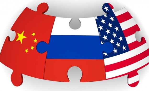 Между САЩ от една страна и Русия и Китай от
