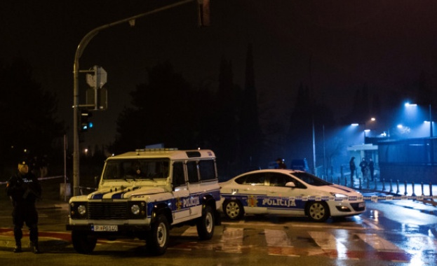 Неизвестен мъж хвърли самоделна бомба по американското посолство в черногорската