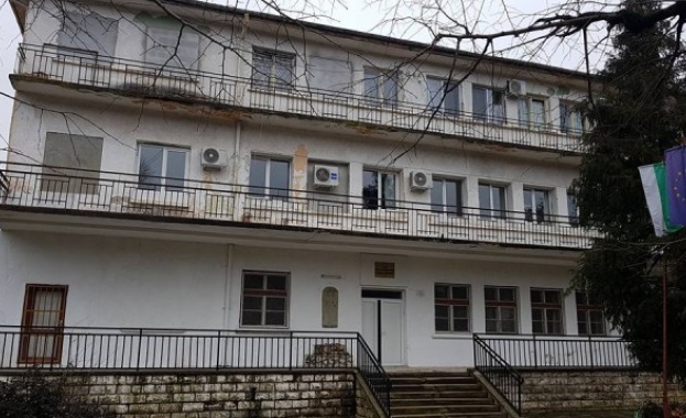 Почина 17 годишното момче което падна от третия етаж на