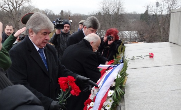 Руският празник Денят на защитника на Отечеството бе отбелязан и