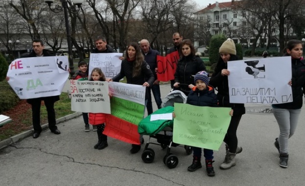 Десетки родители се събраха в централния парк Пети октомври в