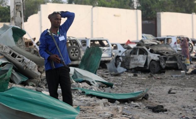 Най малко 45 души загинаха при двоен атентат с коли бомби