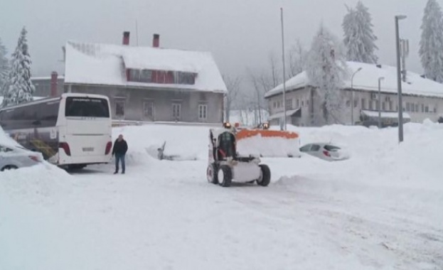 Студ и сняг усложниха обстановката на Балканите На места студът