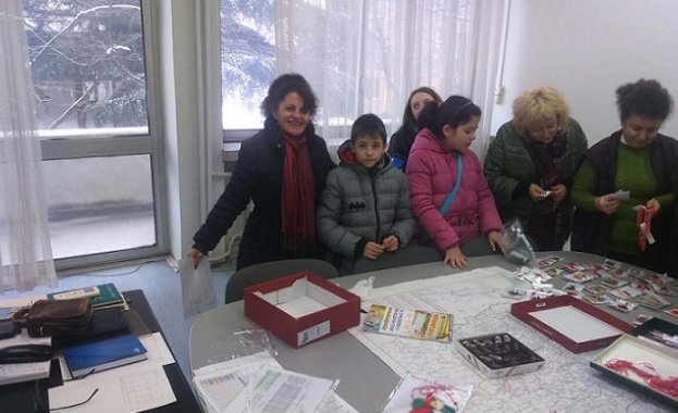 Ученици от ІІІ Б клас СОУ Йордан Йовков заедно с