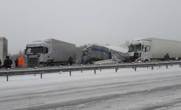 Удар между турски и български тир задръсти движението на АМ