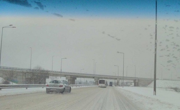 Снегорини с вдигнати гребла и неразпръскващи препарати се движат из