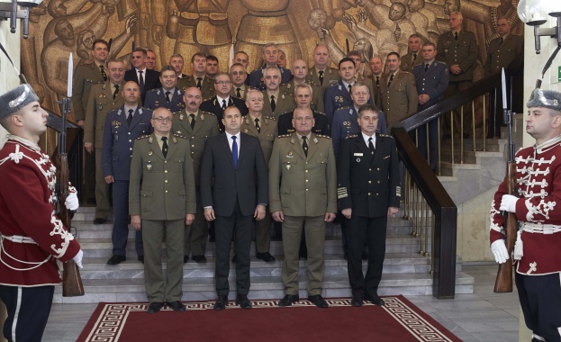 Към въоръжените сили трябва да се отнасяме с много по