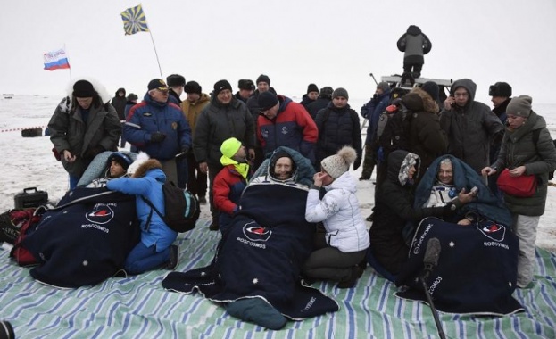 Трима космонавти се прибраха успешно на Земята Транспортният космически кораб