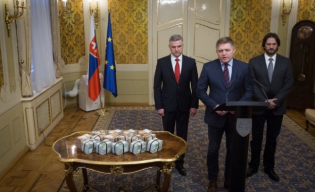 Премиерът на Словакия Роберт Фицо показа наградата от 1 млн.