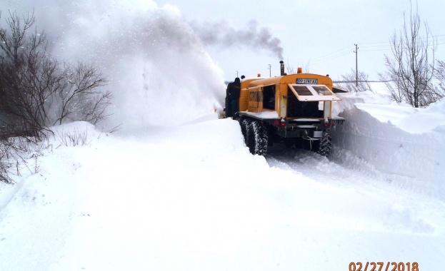Близо 1500 машини почистват републиканските пътища Обработката на настилките продължава