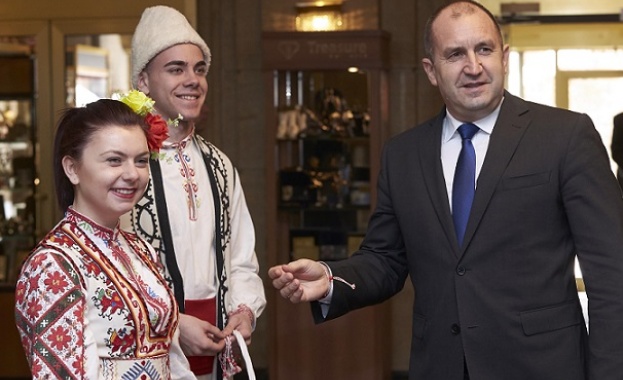 Работете с желание вяра и любов за България Това е