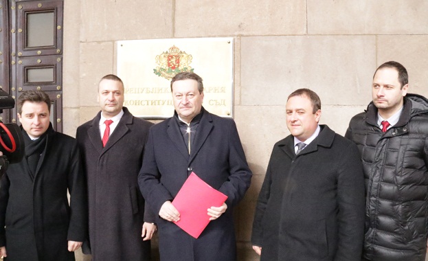 Внасяме подписка в Конституционния съд срещу незаконното сваляне от поста
