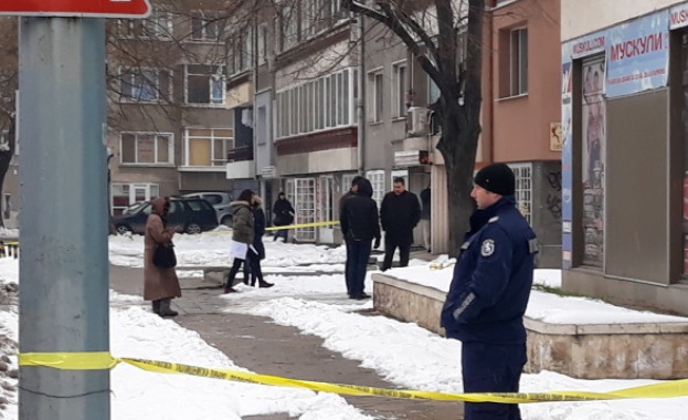 Мъж е намерен мъртъв върху капак на кола в района