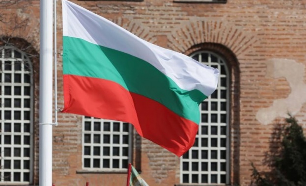 На тържествена церемония бе издигнат националния флаг и пред Паметника