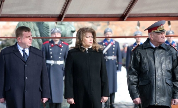 На тържествена церемония бе издигнат националния флаг и пред Паметника