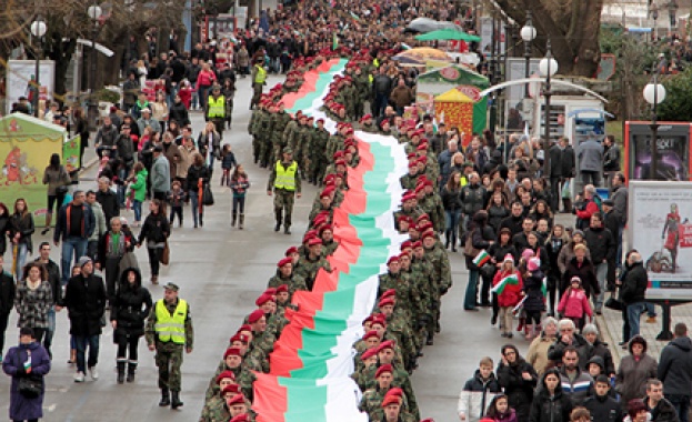 В Стара Загора отбелязват националния празник с 300 метрово знаме на