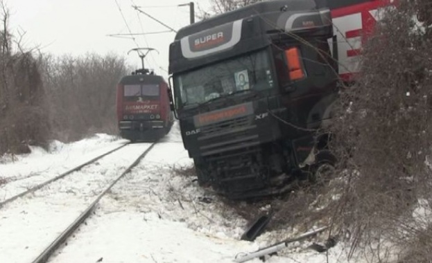 Гръцки тир натоварен с безалкохолни се завъртя на пътя Русе