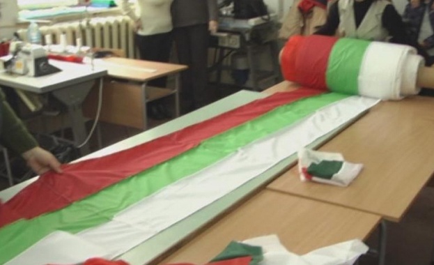 Деца от Плевен изработиха най дългото знаме в България съобщава БНТ
