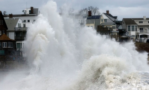 Девет души загинаха при продължаващите вече второ денонощие бури в