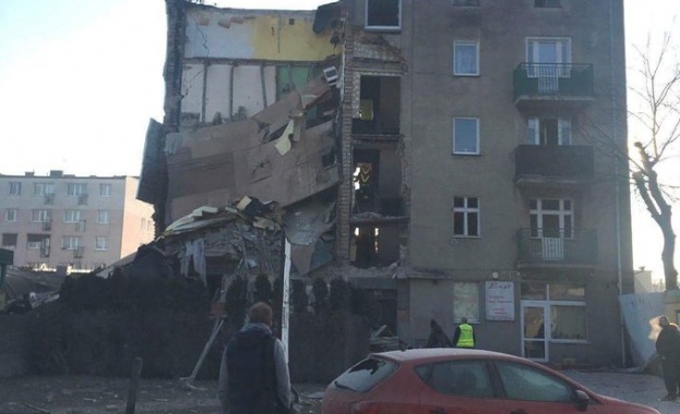 Най малко 4 души загинаха и 24 са ранени при срутването