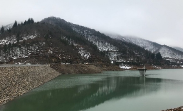 Язовир Ясна поляна прелива но засега не създава проблеми за
